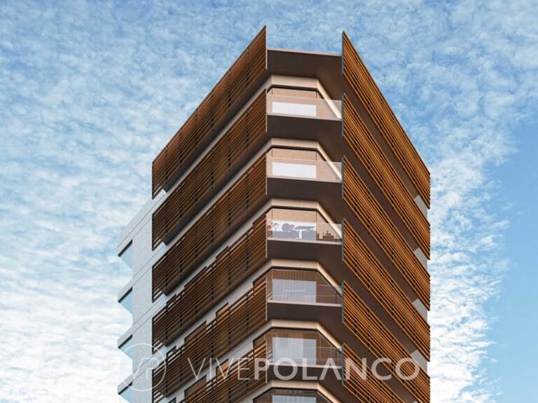 Vista desde abajo de edificio residencial con revestimiento de madera y balcones en cada piso en Arquimides 45, Polanco
