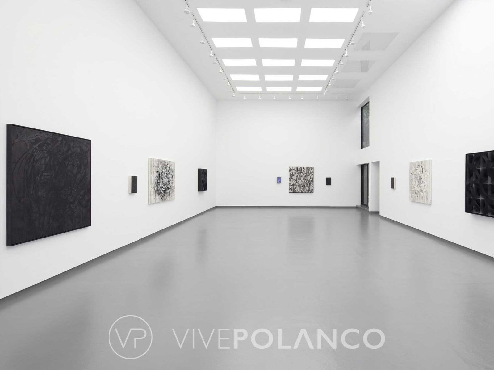 Sala de galería de arte en Art Gallery Polanco, Polanco con paredes blancas, piso pulido y obras de arte contemporáneas