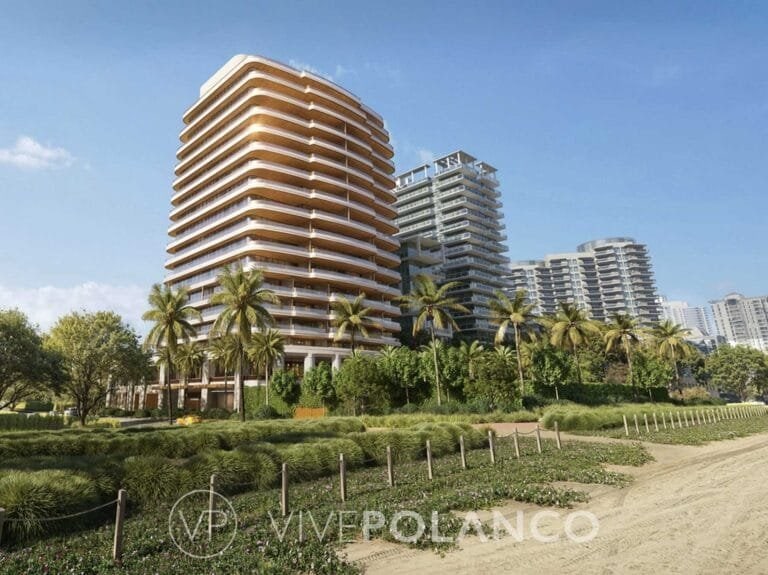 Vista exterior de edificios residenciales contemporáneos de gran altura rodeados de palmeras y vegetación en Casa Cipriani Miami, Polanco