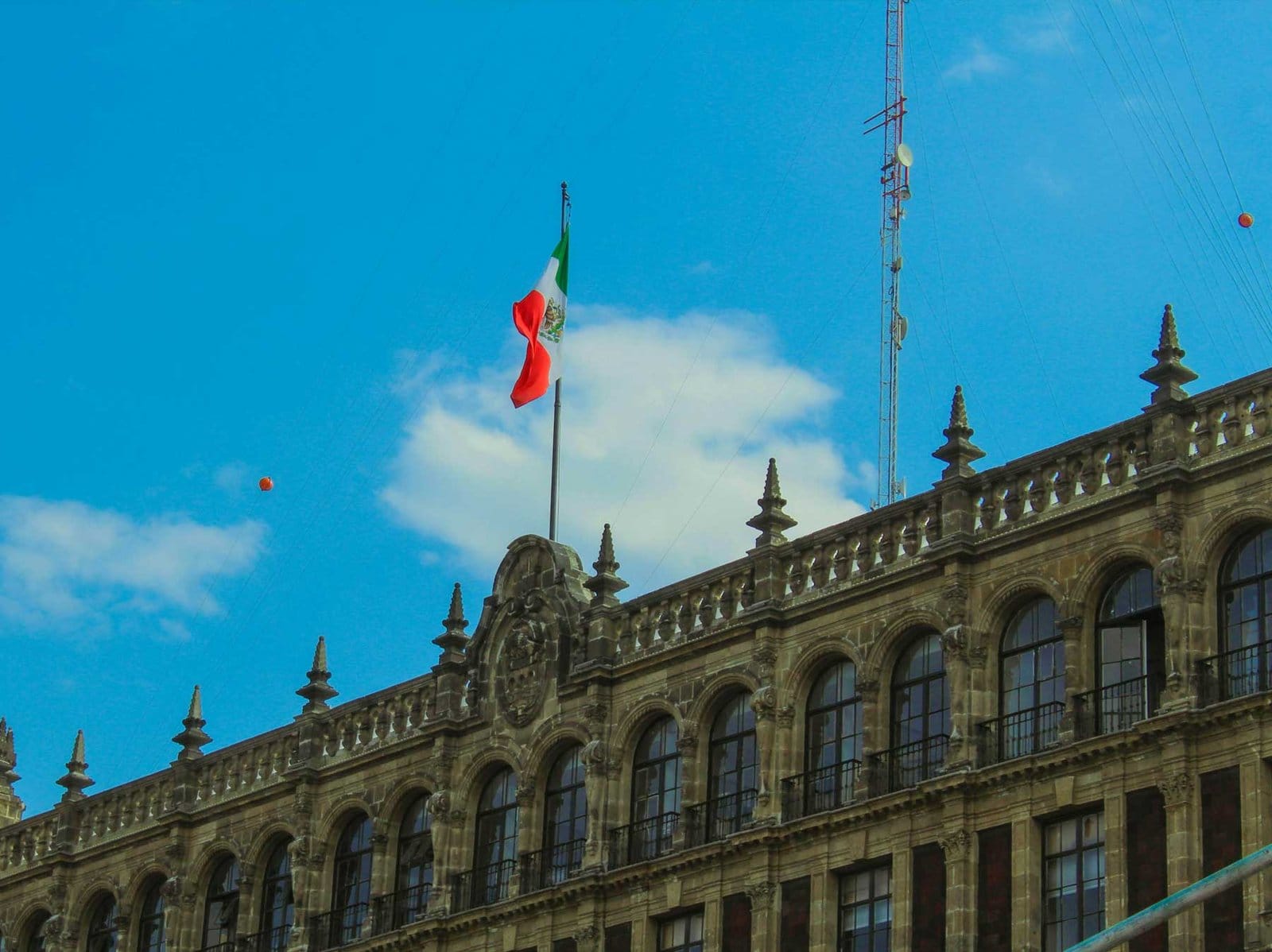 Edificio histórico con bandera mexicana en el Centro Histórico, contexto del feriado del 16 de septiembre