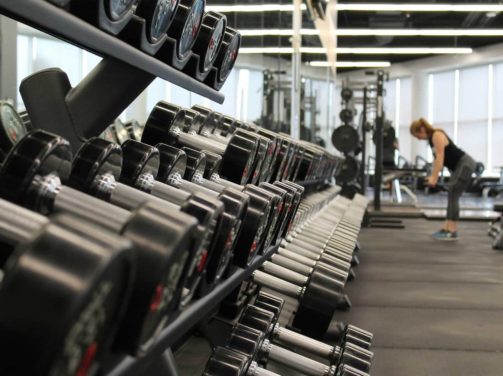 Gimnasio moderno de hotel con equipamiento completo y diseño contemporáneo en Polanco