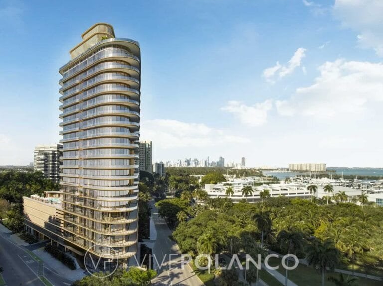 Four Seasons Coconut Grove, rascacielos residencial con fachada curva de vidrio y marina al fondo
