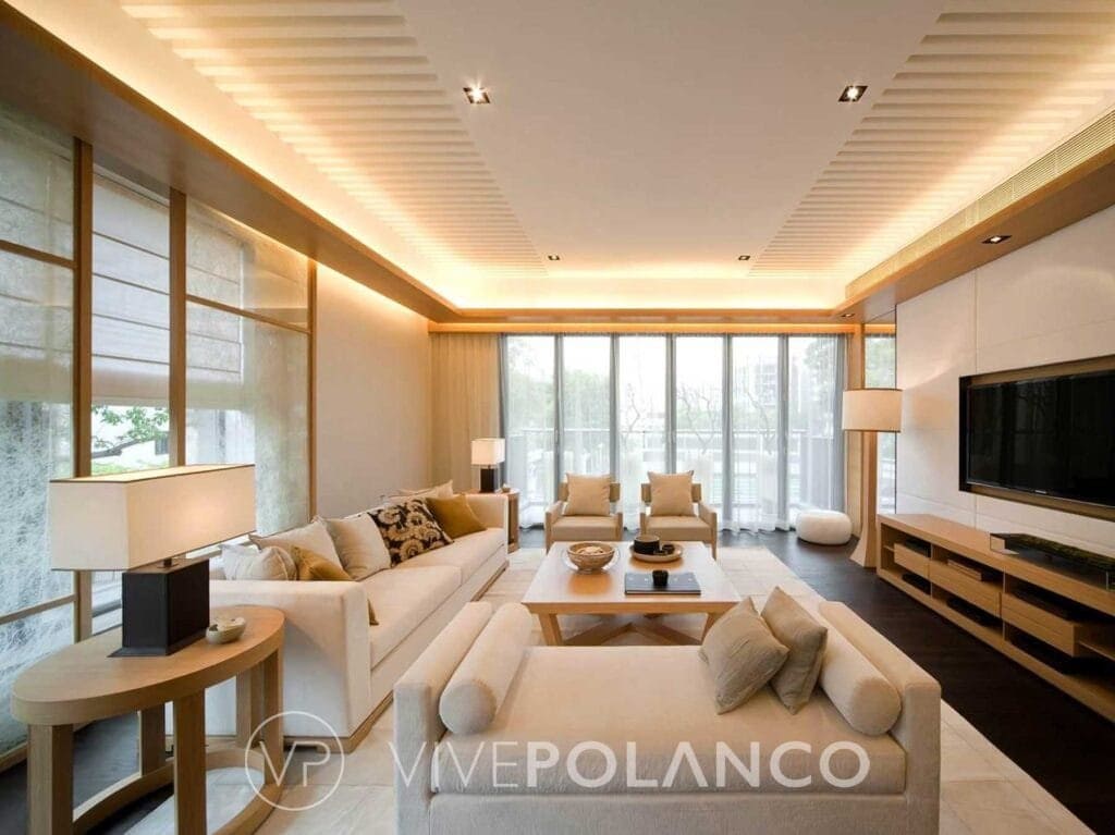 Sala de estar moderna con sofás beige, iluminación LED en techo y diseño contemporáneo minimalista en Lighting Design Polanco, Polanco