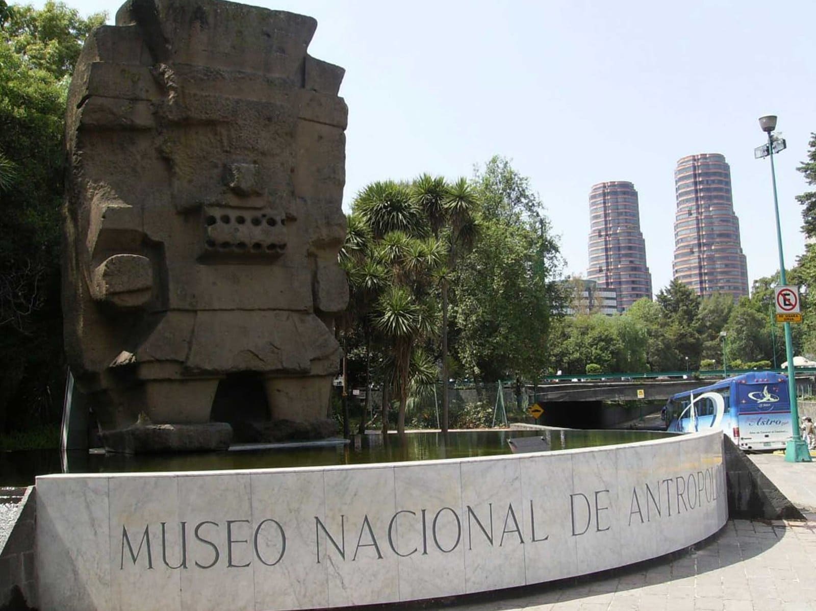 Entrada principal del Museo Nacional de Antropología en Chapultepec