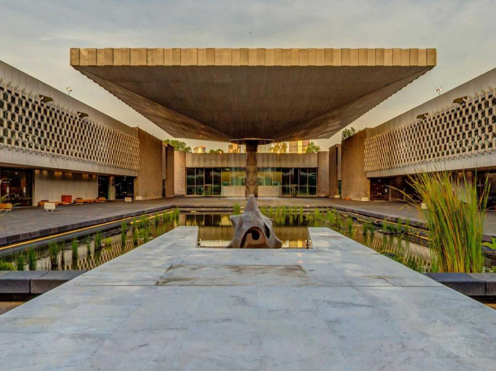 Sala del Museo Nacional de Antropología con vitrinas etnográficas