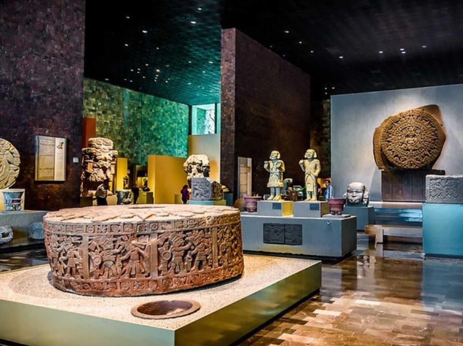 La Piedra del Sol expuesta en la Sala Mexica del Museo Nacional de Antropología