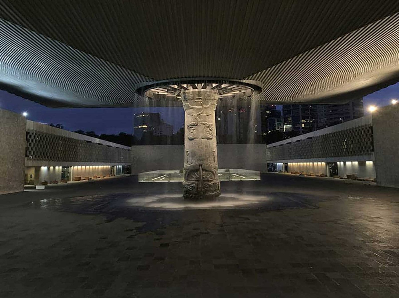 Paraguas monumental del Museo Nacional de Antropología
