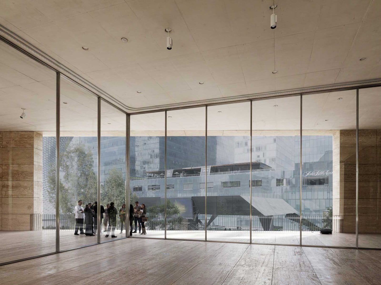 Galería interior del Museo Jumex con exposición de arte contemporáneo