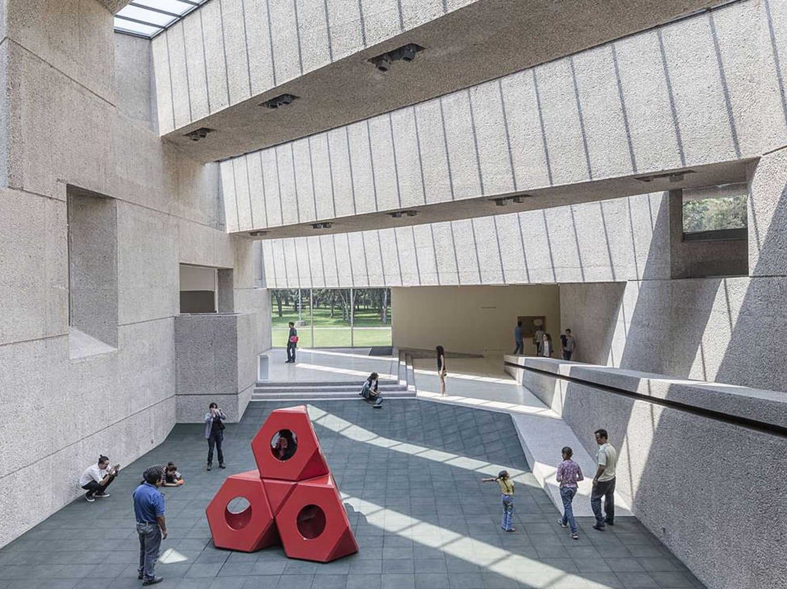 Galería interior del Museo Tamayo con exposición de arte contemporáneo