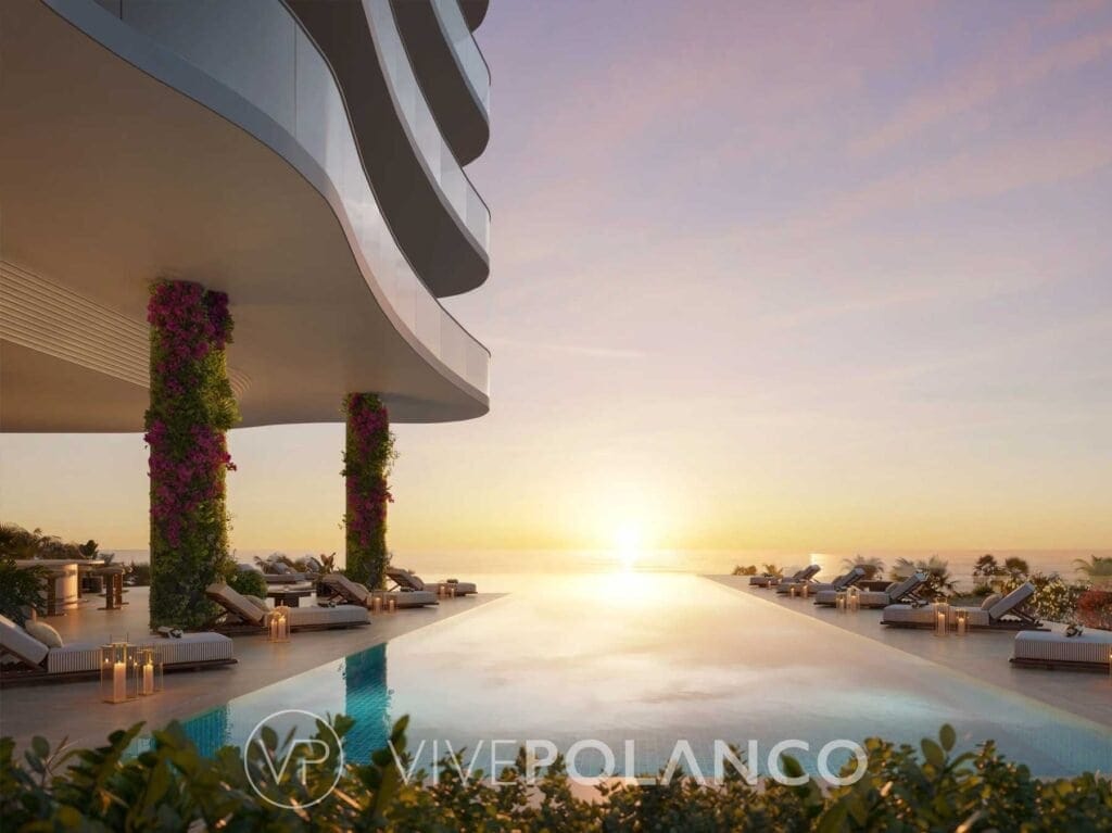 Terraza de lujo con alberca infinita, camastros blancos y columnas con vegetación al atardecer en Ocean Terrace Residences, Polanco