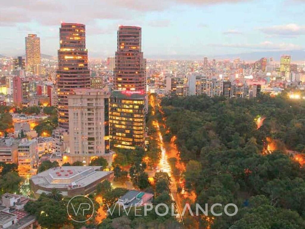 Panorámica aérea de rascacielos en Polanco Mexico City durante el atardecer con luces encendidas