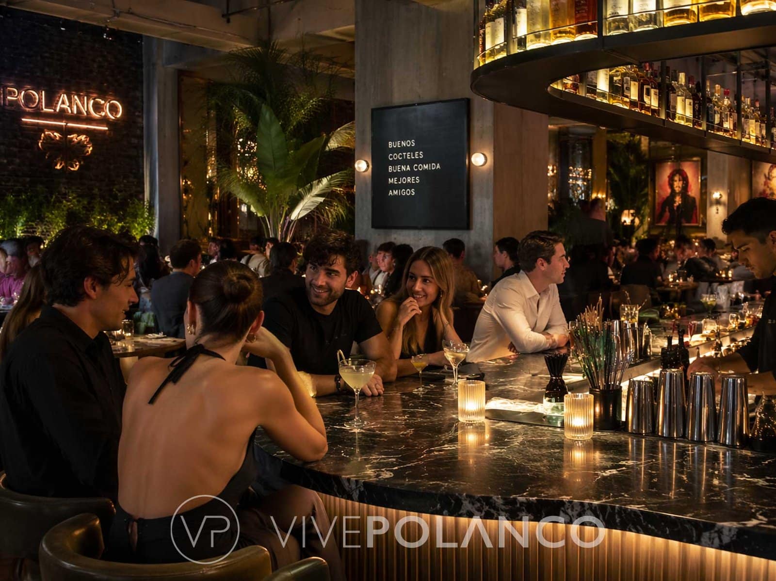 Barra de bar en Polanco con clientes disfrutando cócteles en ambiente nocturno con iluminación cálida y estantería de licores premium
