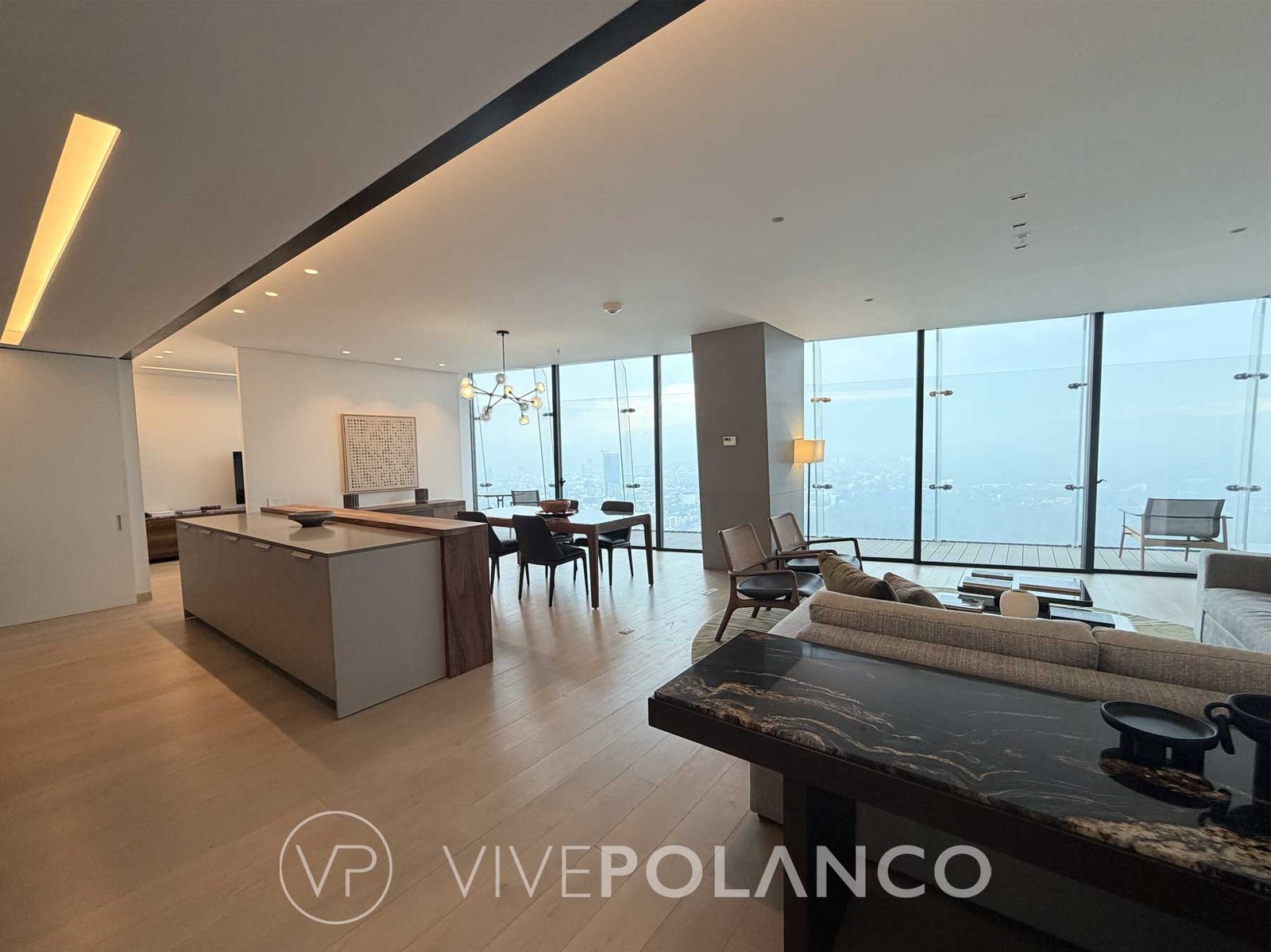 Departamento de lujo con cocina abierta, isla central, comedor, sala y ventanales panorámicos en Ritz Carlton Cdmx, Polanco
