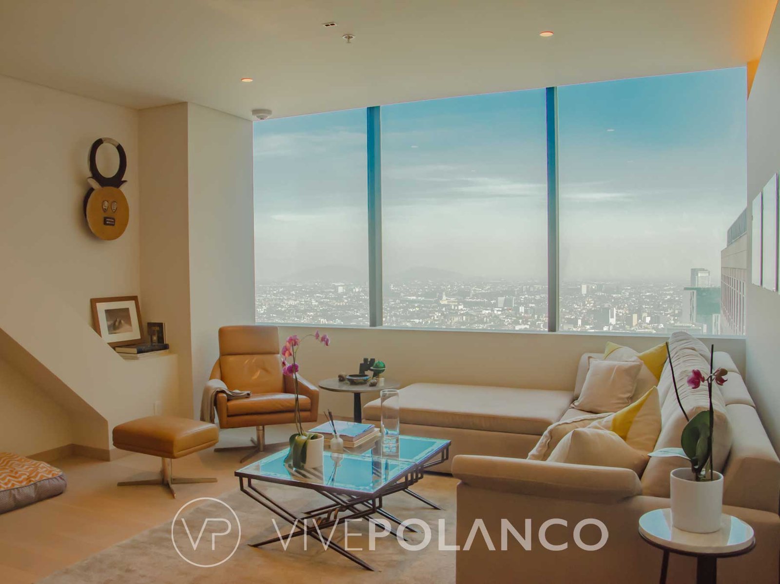 Sala de estar contemporánea con muebles beige, ventanales grandes y vista panorámica de la ciudad en Ritz Carlton Cdmx 5102, Polanco