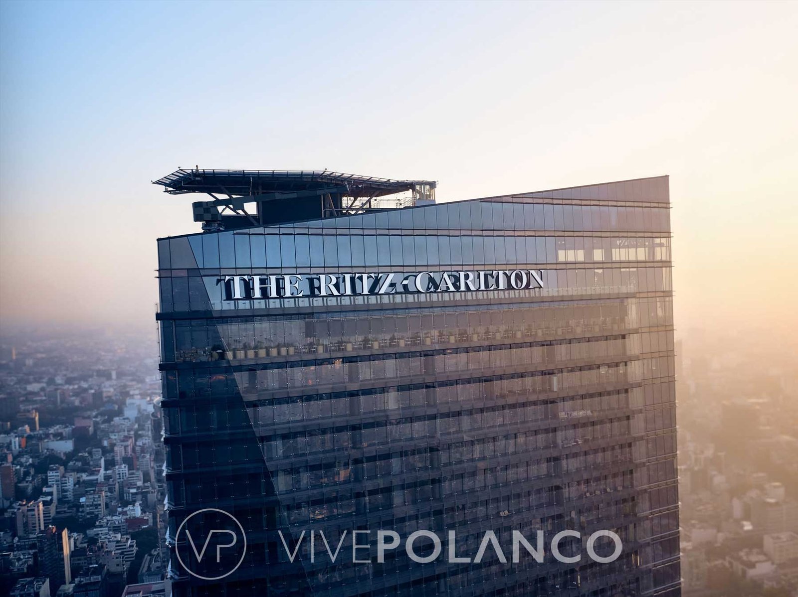 Vista aérea de edificio residencial de lujo con fachada de cristal durante atardecer en zona urbana en Ritz Carlton Cdmx12, Polanco