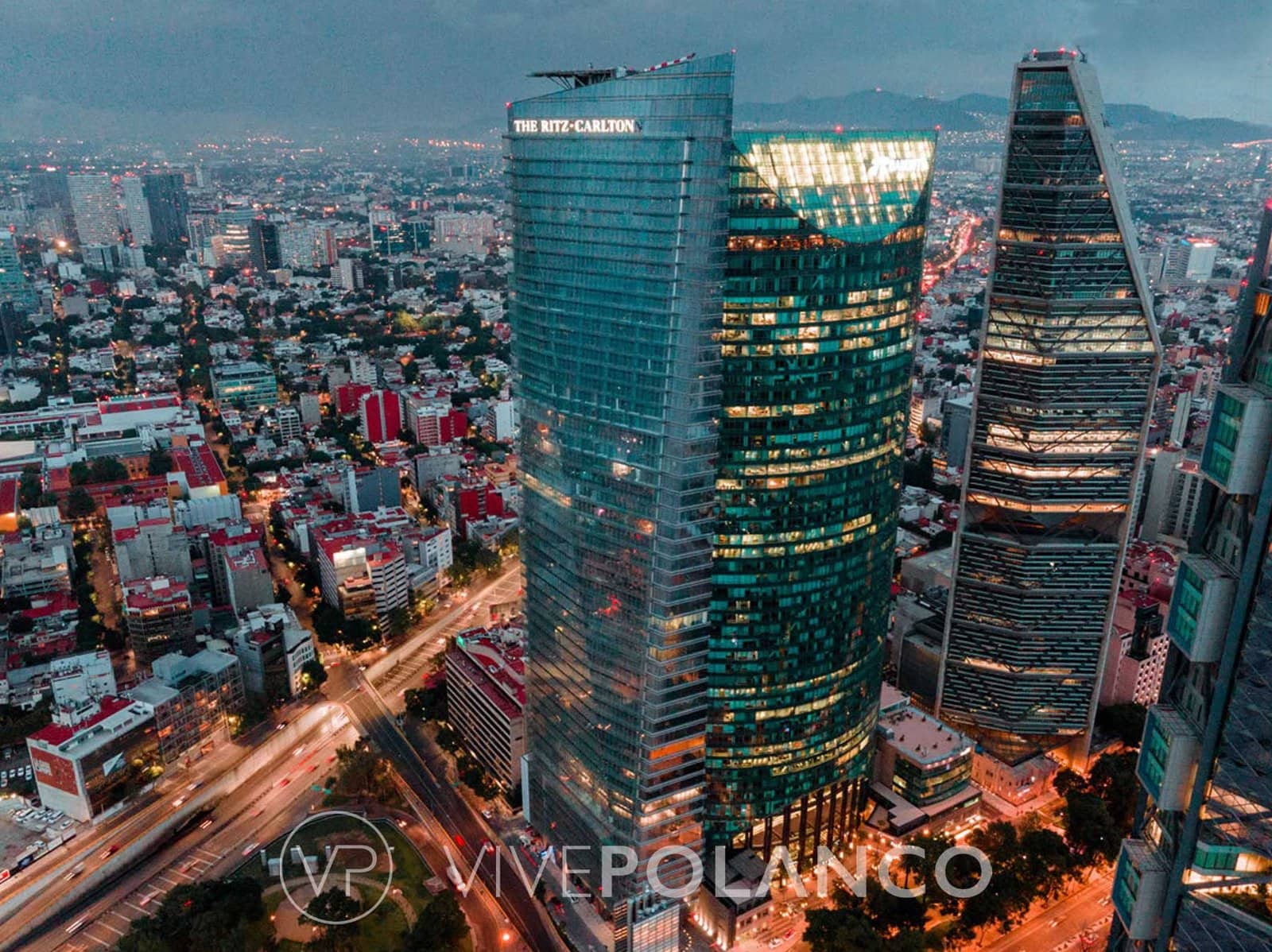 Torre The Ritz-Carlton sobre Paseo de la Reforma, Ciudad de México, al anochecer