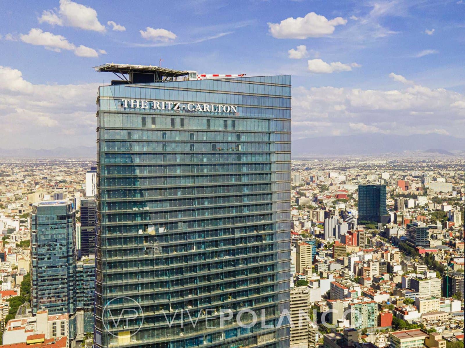 Vista aérea de rascacielos moderno con fachada de cristal en zona urbana exclusiva de la ciudad en Ritz Carlton Cdmx25, Polanco