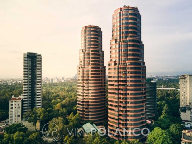 Vista aérea de edificios residenciales altos con fachadas de ladrillo rojizo y balcones circulares en Rubén Darío, Polanco