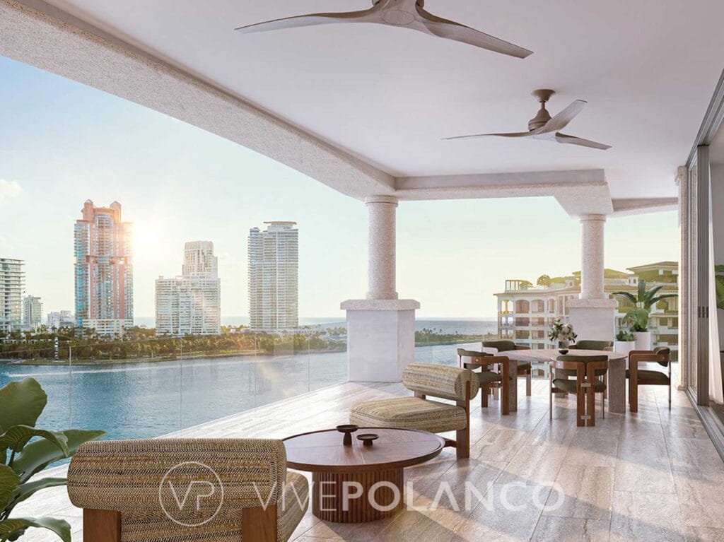 Terraza cubierta con mobiliario de mimbre, columnas blancas y vista panorámica a rascacielos costeros en Six Fisher Island Miami, Polanco