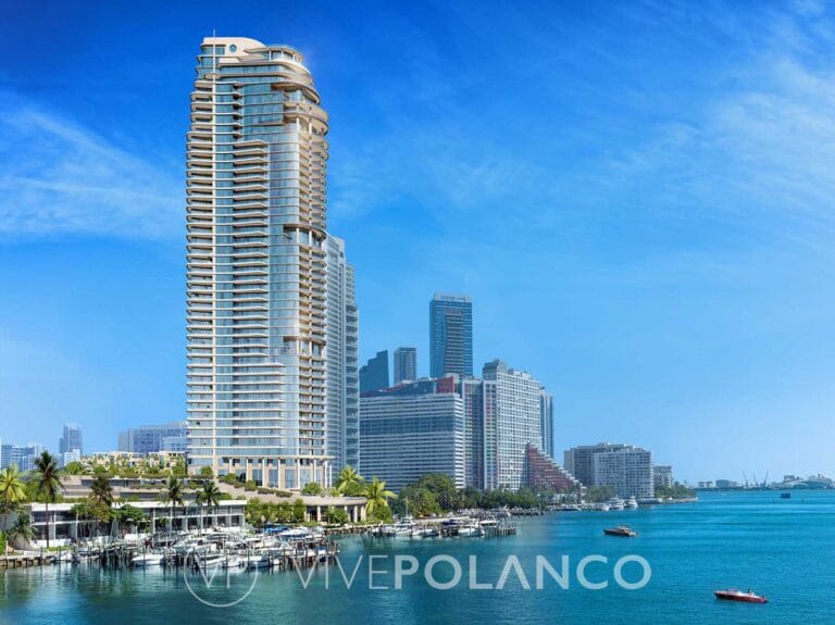 Vista aérea del St. Regis Residences Miami, rascacielos con balcones curvos junto al agua turquesa en St Regis Miami, Polanco