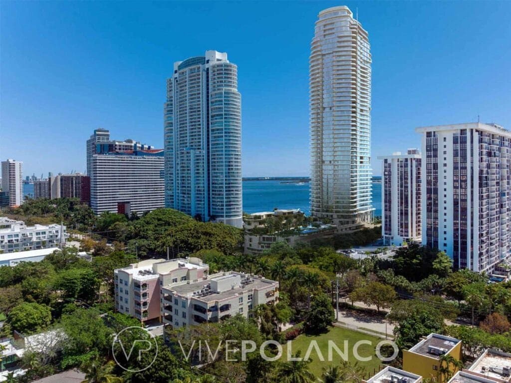 Vista aérea de St. Regis Residences Miami y otros rascacielos residenciales en Brickell con vegetación en St Regis Miami, Polanco