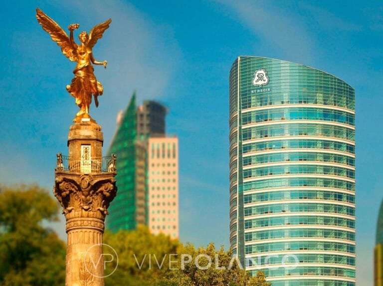 Monumento del Ángel de la Independencia con su columna clásica y edificios contemporáneos de cristal en St Residences Cdmx, Polanco