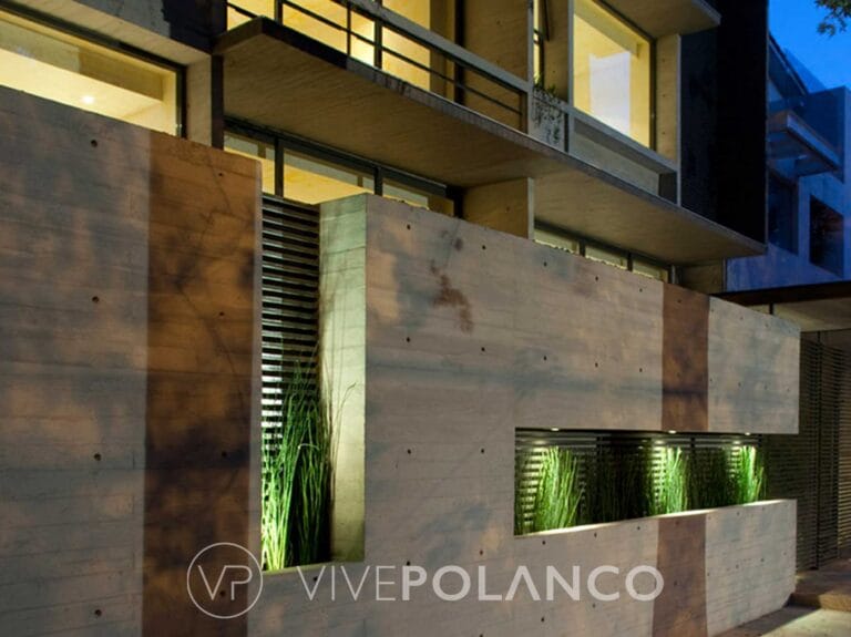 Fachada nocturna de casa moderna con muros de concreto, balcón metálico y jardineras iluminadas con luz verde en Sudermann 418, Polanco