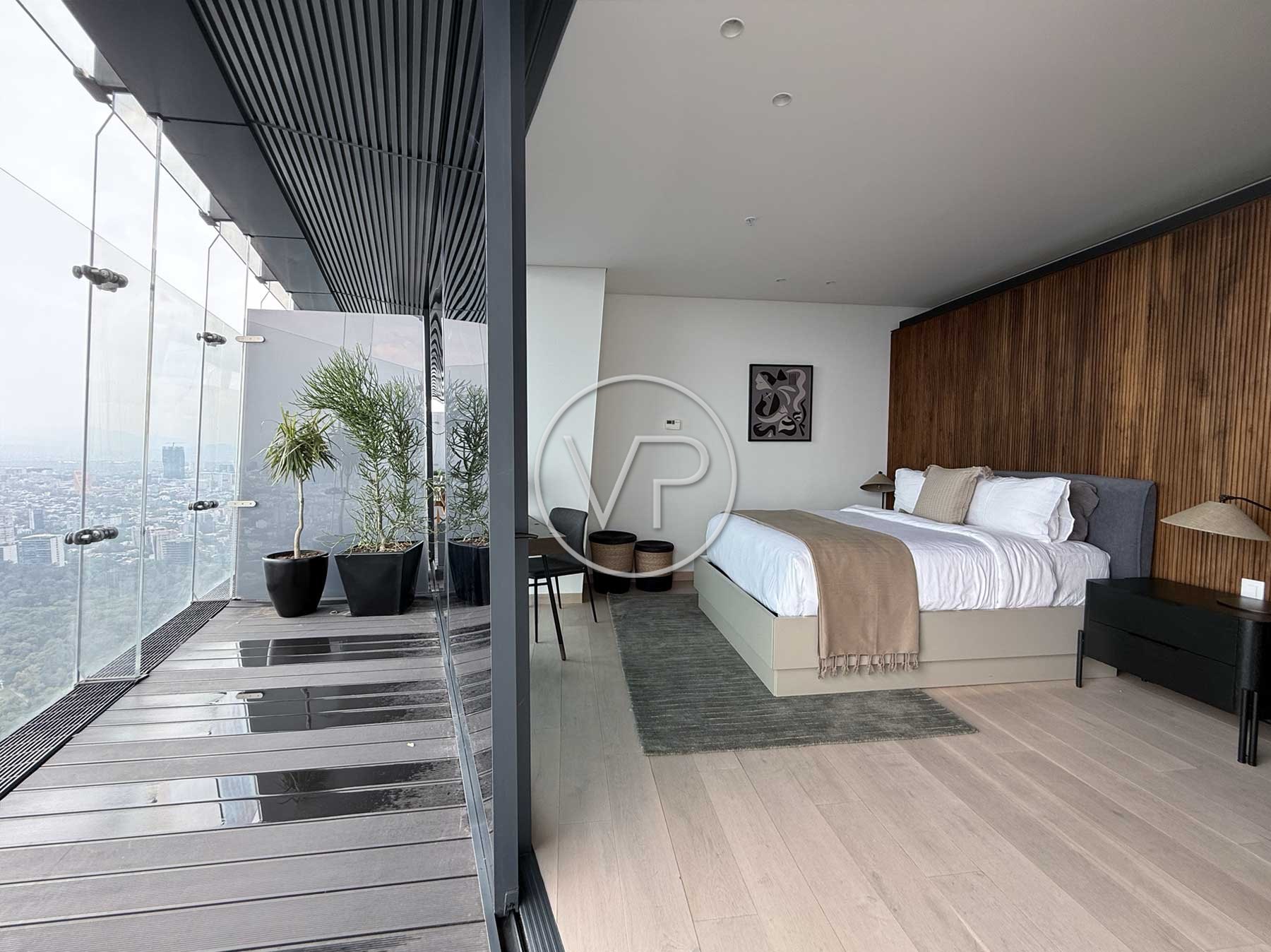 Recámara con muro de madera acanalada, cama blanca y terraza con plantas y barandal de vidrio en Polanco