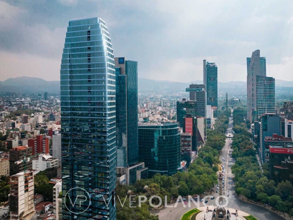 Vista aérea del Thompson Mexico City Hotel & Residences y rascacielos modernos en Paseo de la Reforma en Thompson México City, Polanco