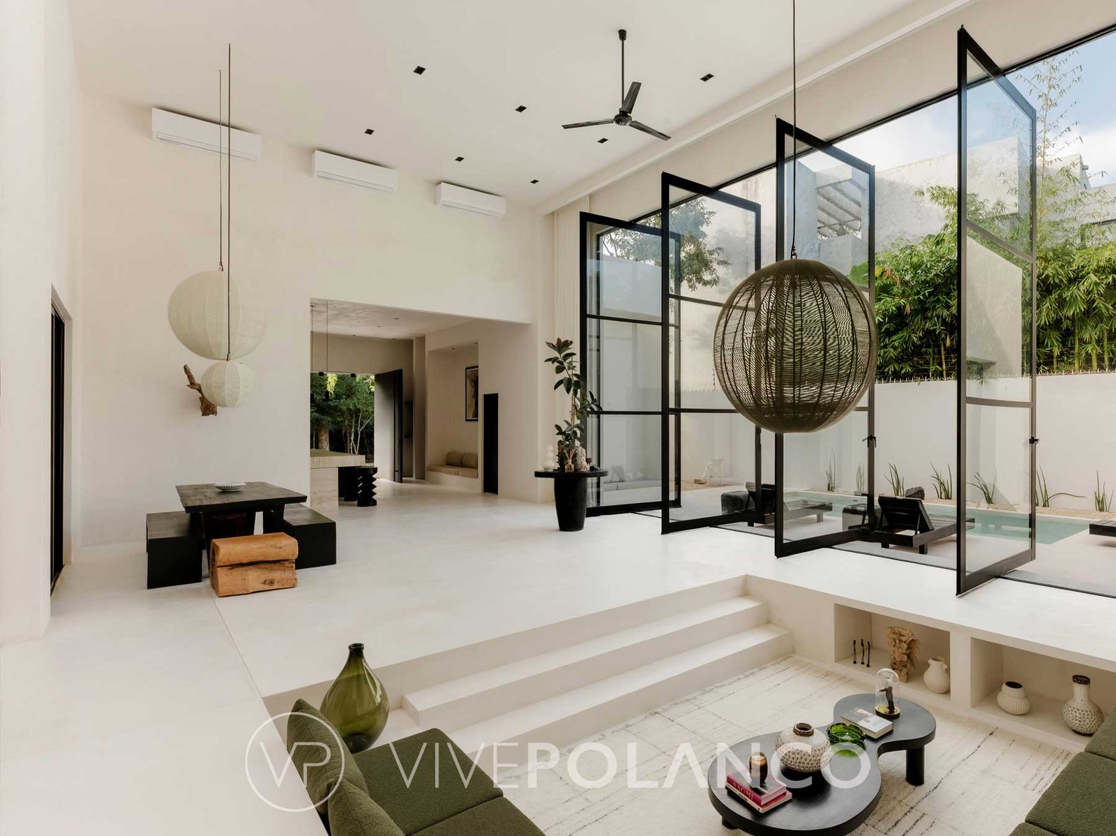 Sala de estar moderna Casa Bella Residences con escalones de mármol, ventanales negros y jardín en Tulum Casa Chimel, Polanco