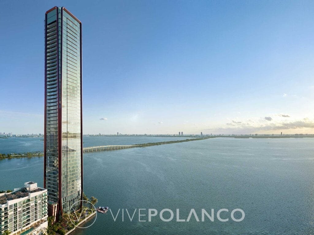 Vista aérea de rascacielos residencial de lujo con fachada de cristal ubicado frente a bahía urbana en Villa Miami Residences, Polanco