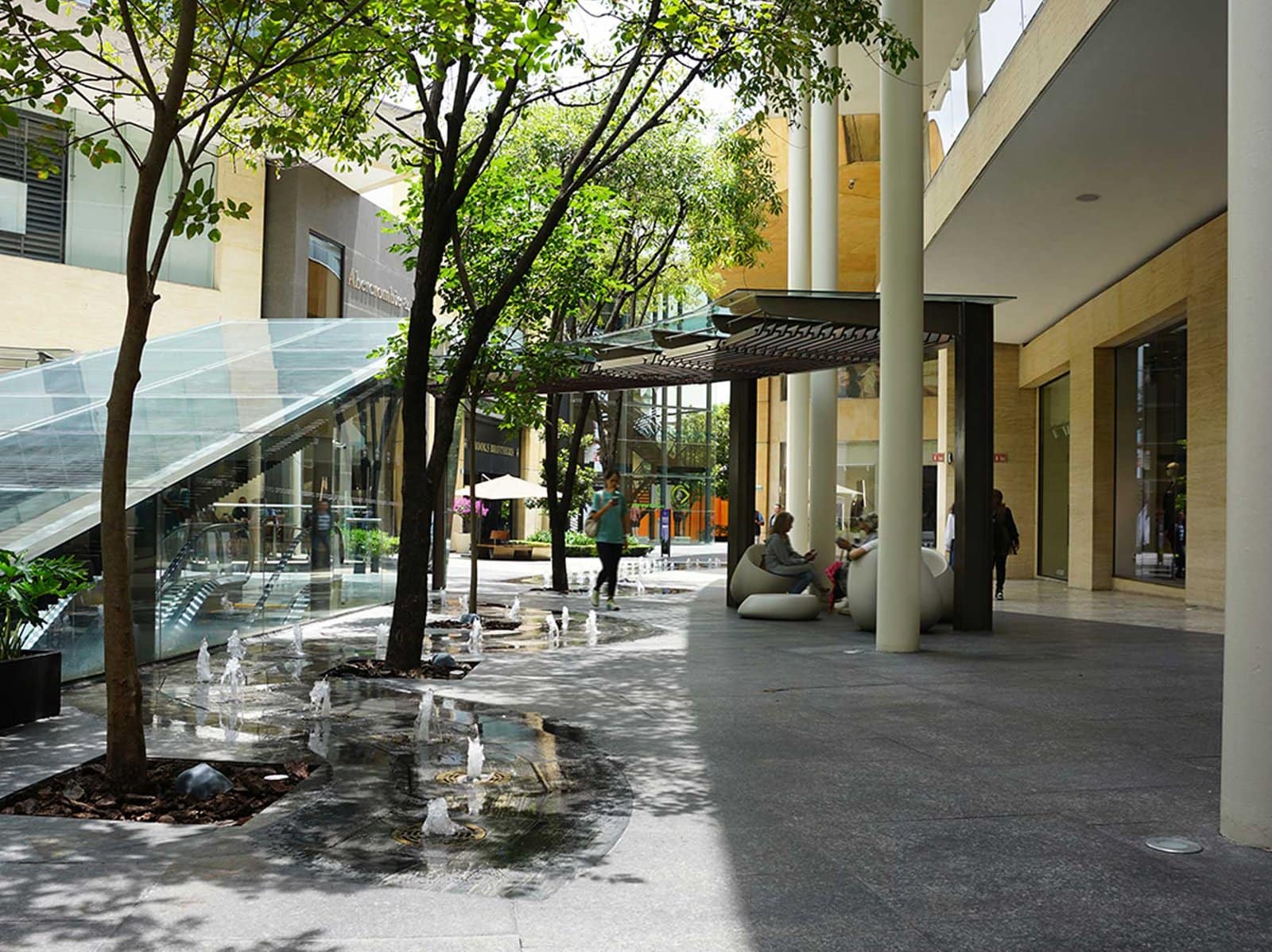 Patio exterior de Antara Fashion Hall con área verde y fuente en Polanco