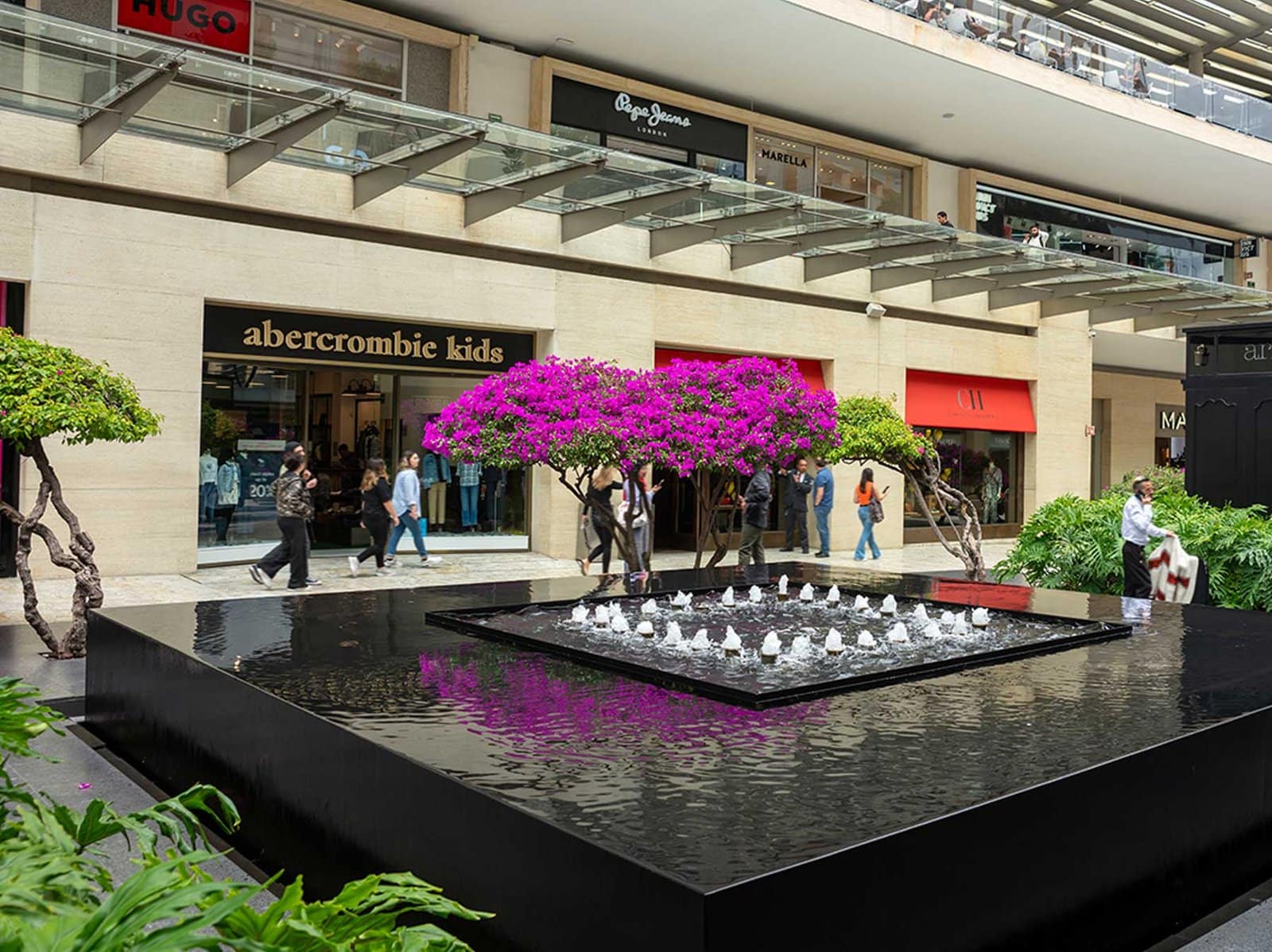 Fuente de Antara Fashion Hall en Polanco con tiendas H&M y HUGO Boss visibles