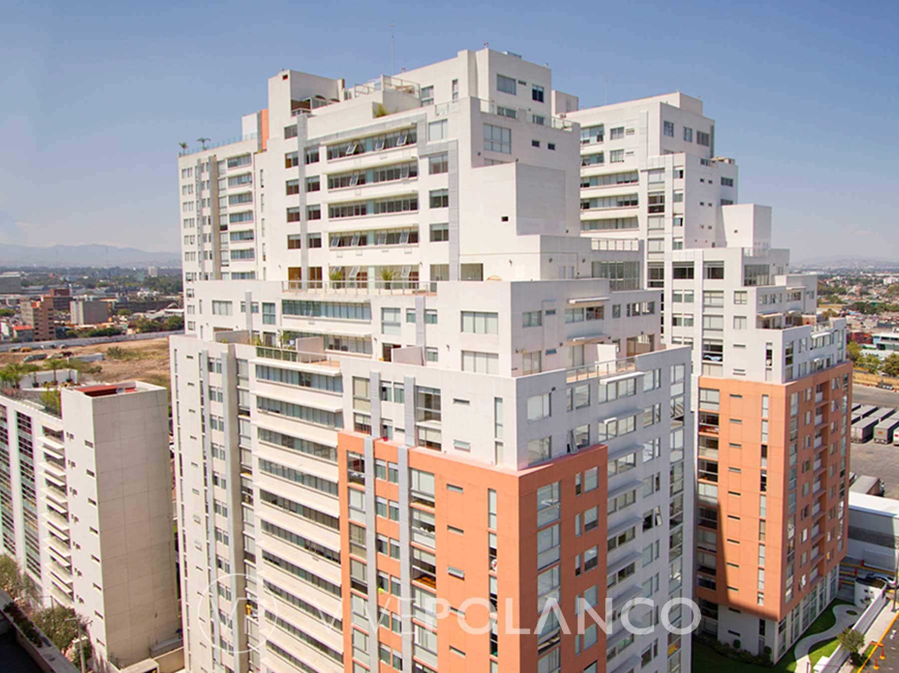 Torres residenciales en el corredor vertical de Polanco al atardecer