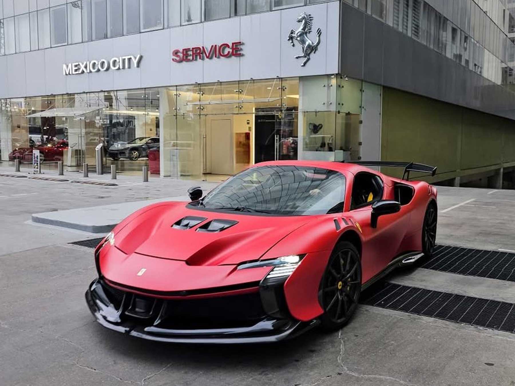 Ferrari rojo estacionado frente a la fachada de Ferrari México en Lago Andrómaco, colonia Granada
