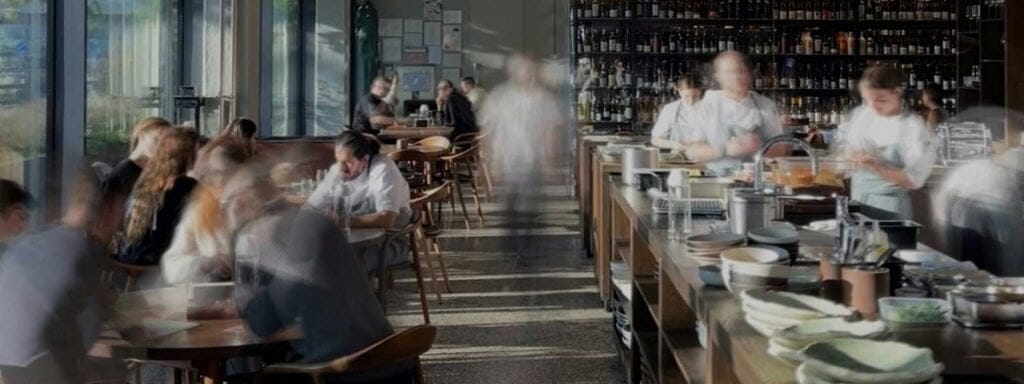 Mesa servida en un restaurante de la escena gastronómica de Polanco