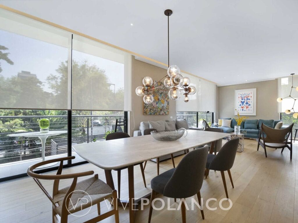 Comedor contemporáneo con mesa blanca y lámpara de cristal en Be Grand Alto Polanco, Nuevo Polanco