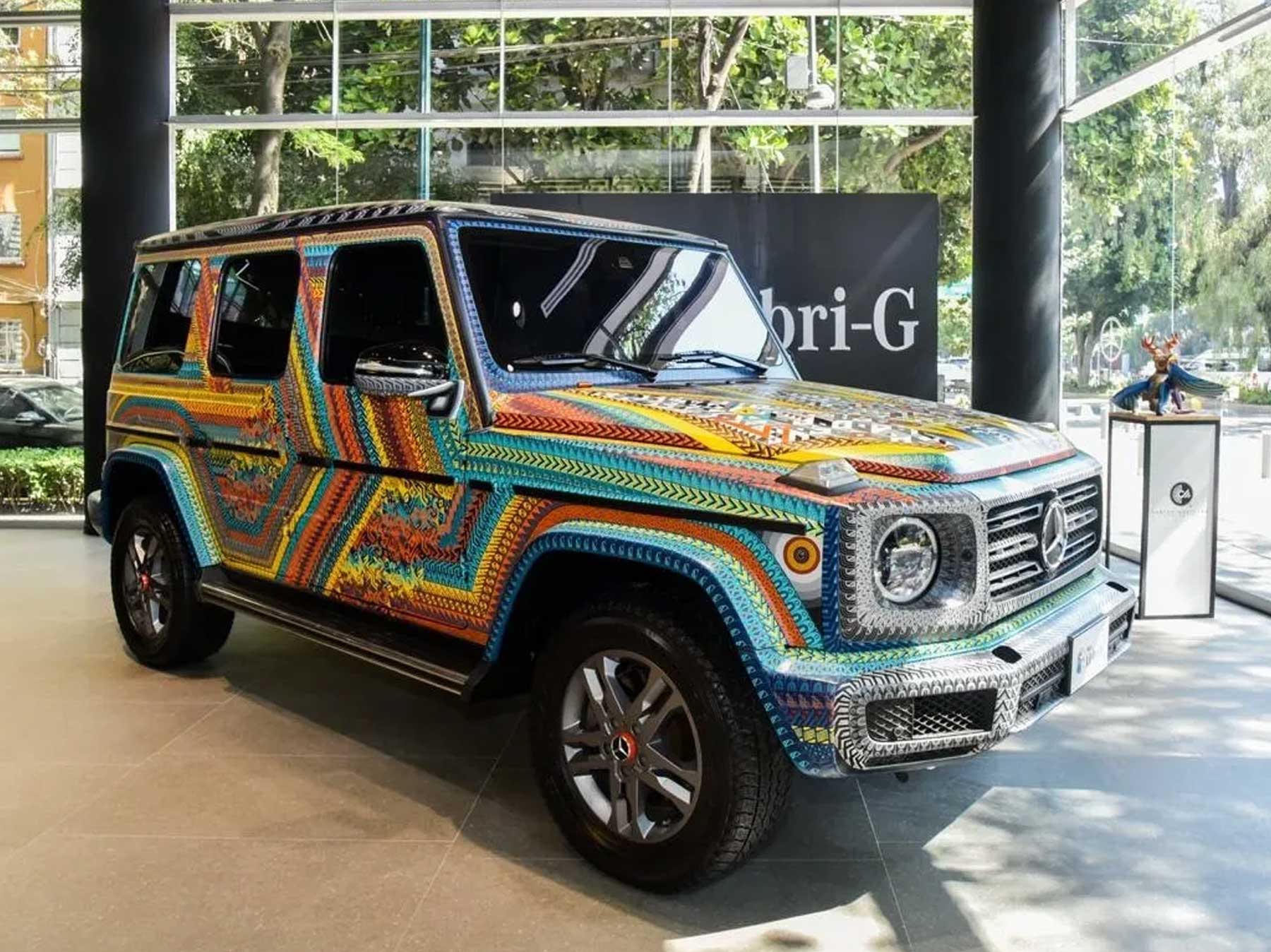 Mercedes-Benz Clase G con arte en la fachada dentro del showroom de Mercedes-Benz Hermer Polanco