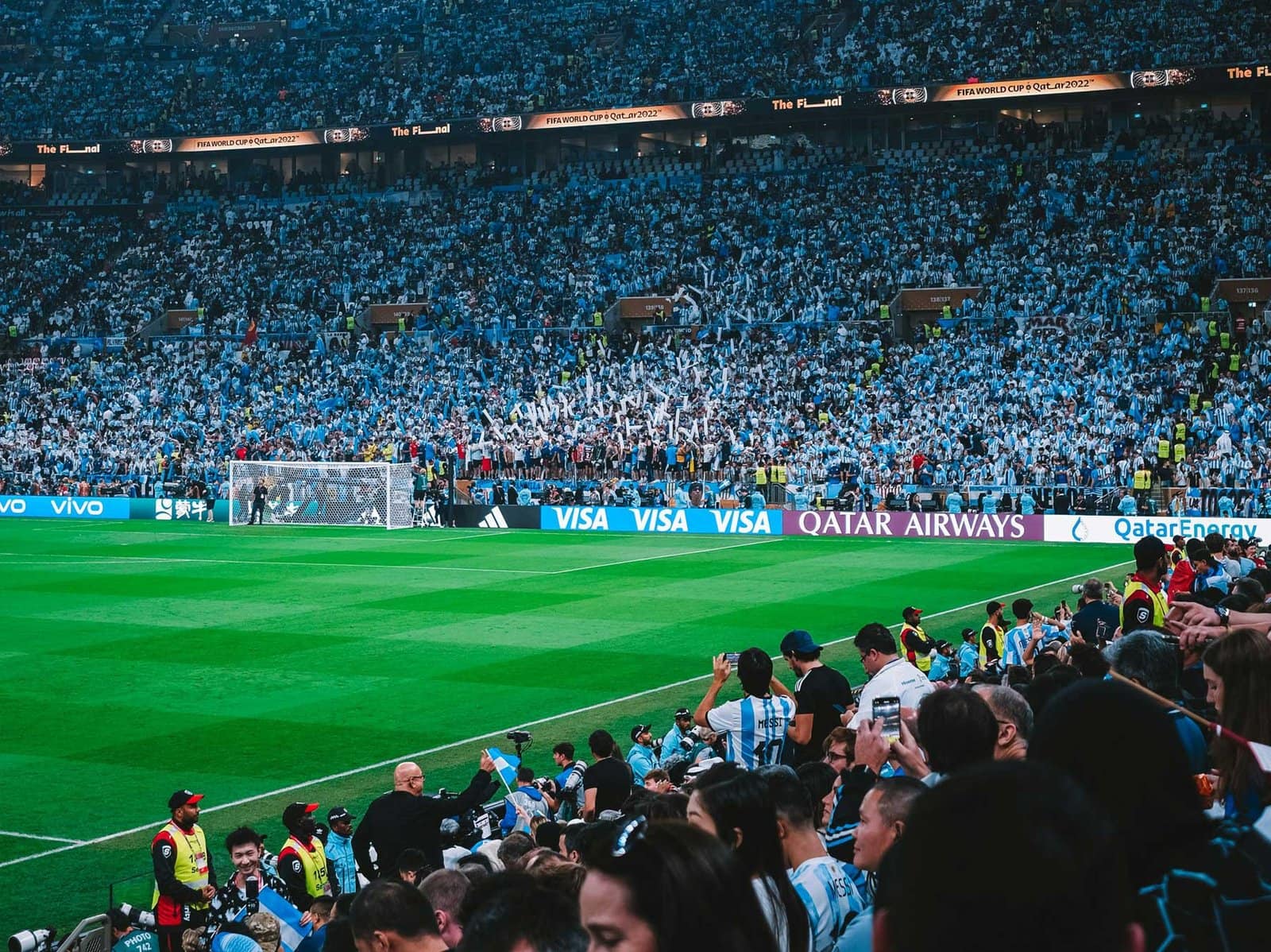 Estadio repleto durante la Copa Mundial FIFA con miles de espectadores en las gradas y la cancha iluminada