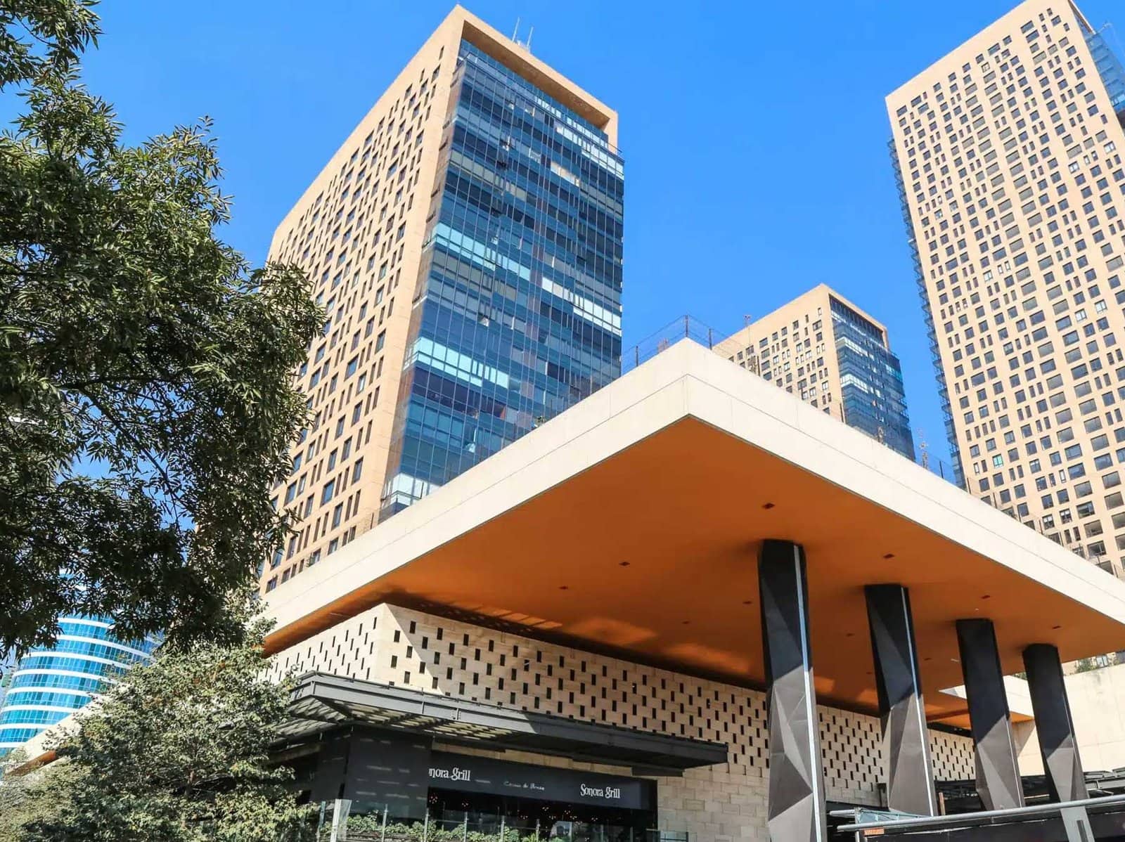 Interior de Plaza Miyana en Polanco con Soriana Híper y clientes en pasillos