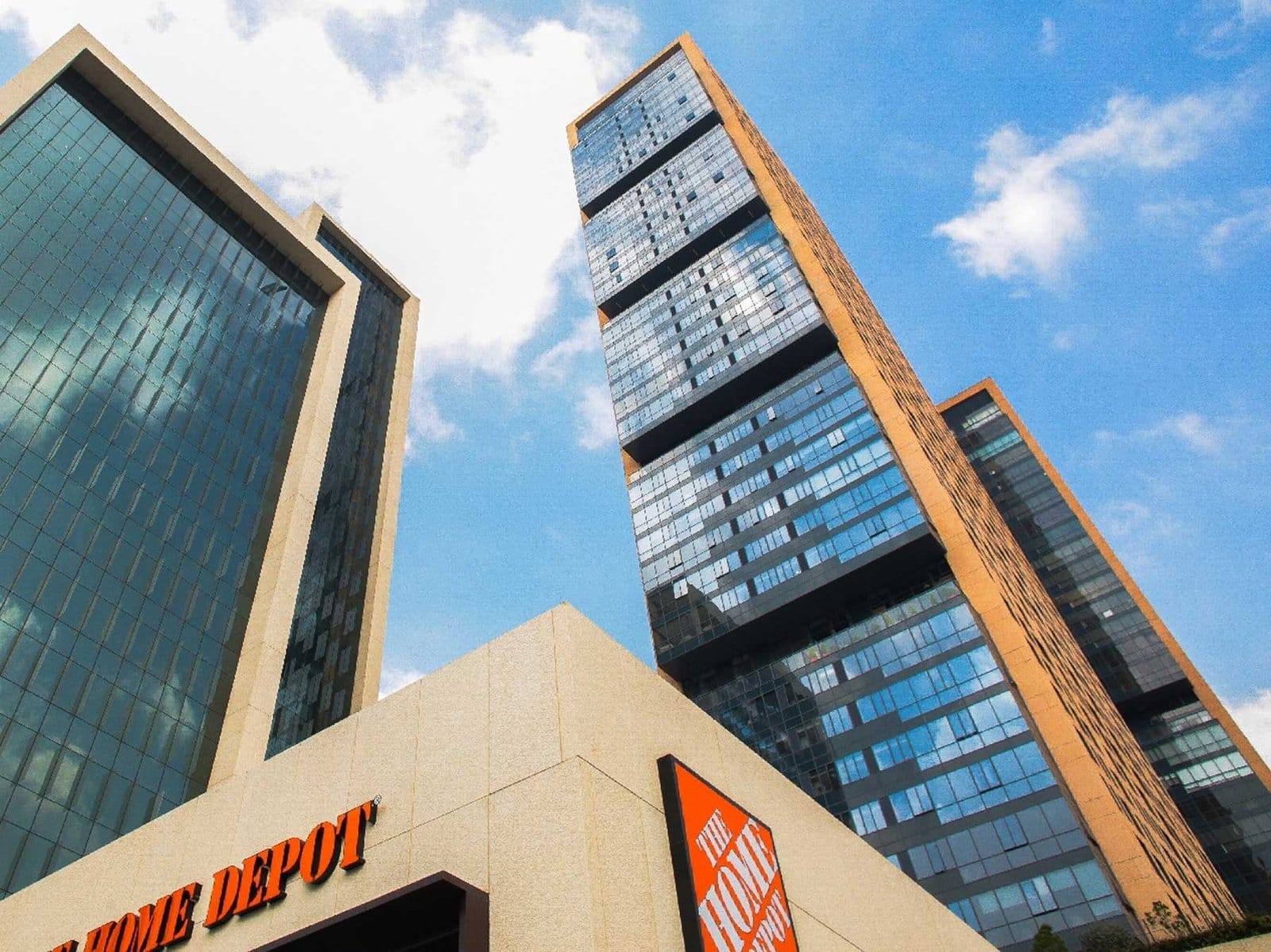 Exterior de Plaza Miyana con la tienda The Home Depot y las torres de cristal
