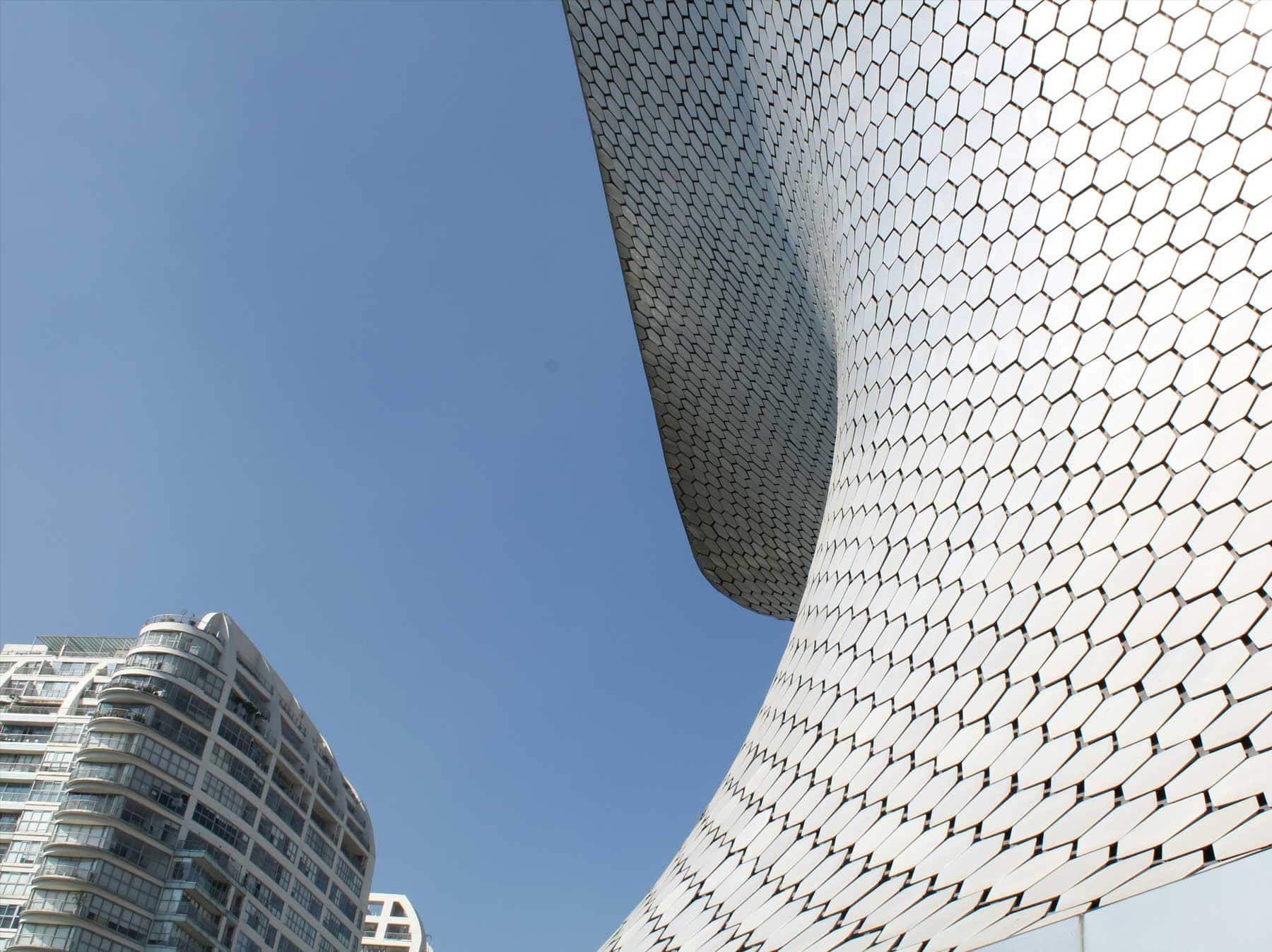 Fachada de placas hexagonales de aluminio del Museo Soumaya en Nuevo Polanco