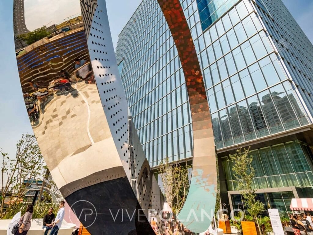 Vista de edificios contemporáneos en Neuchatel Polanco con fachadas de cristal y diseño arquitectónico