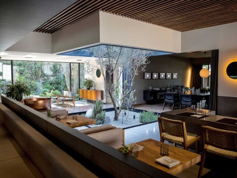 Salón de Pujol con vista al jardín