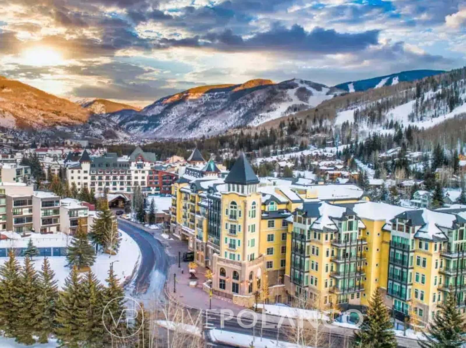 Vail, Colorado, al atardecer con las montañas nevadas al fondo