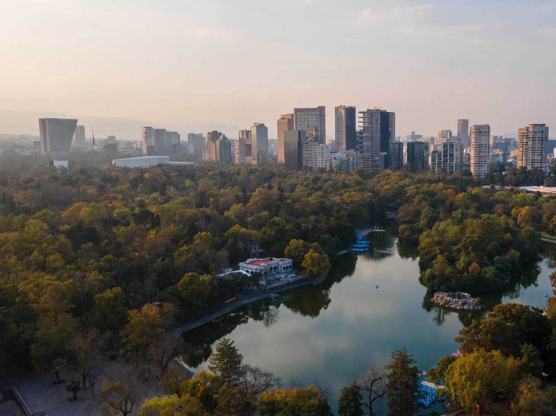 Vista aérea del lago de Chapultepec con el horizonte de la Ciudad de México