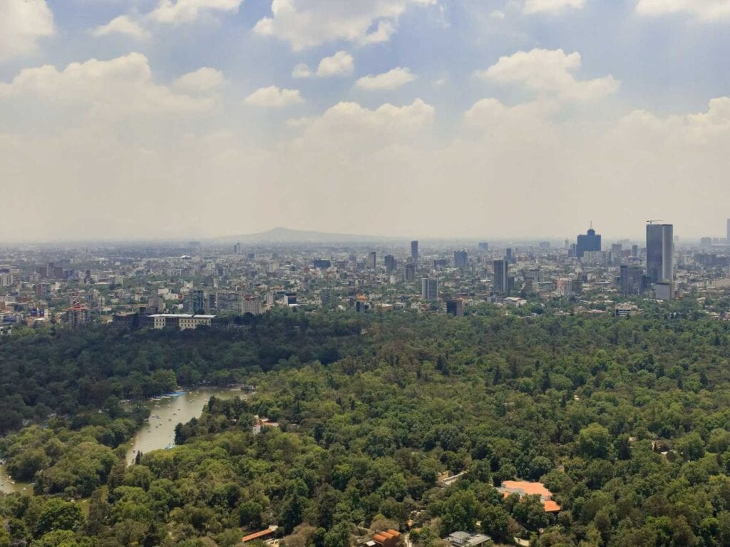 Vista aérea del Bosque de Chapultepec y su lago, frente a Rubén Darío
