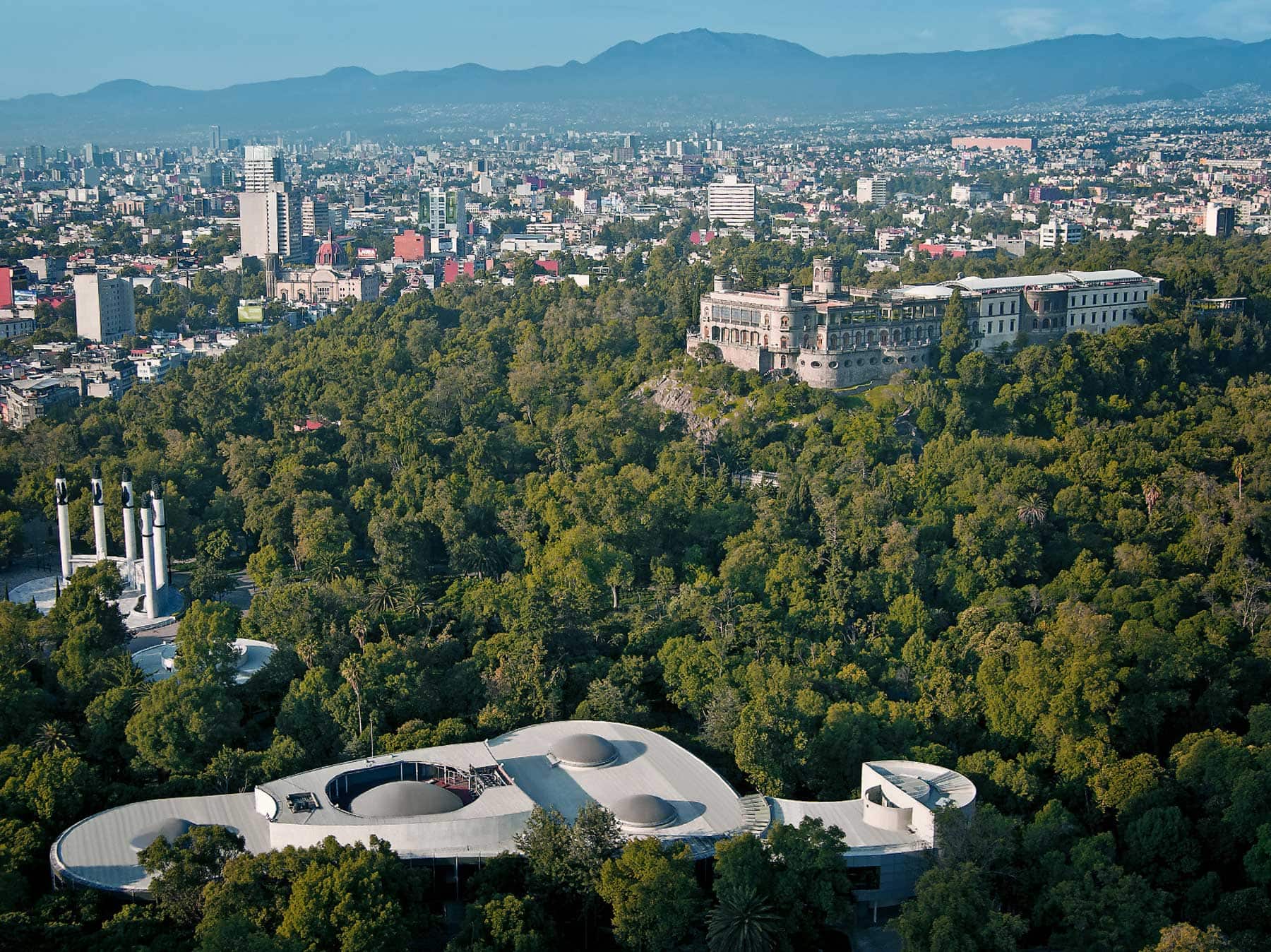 Vista aérea del Bosque de Chapultepec con el Museo Tamayo y el Castillo al fondo