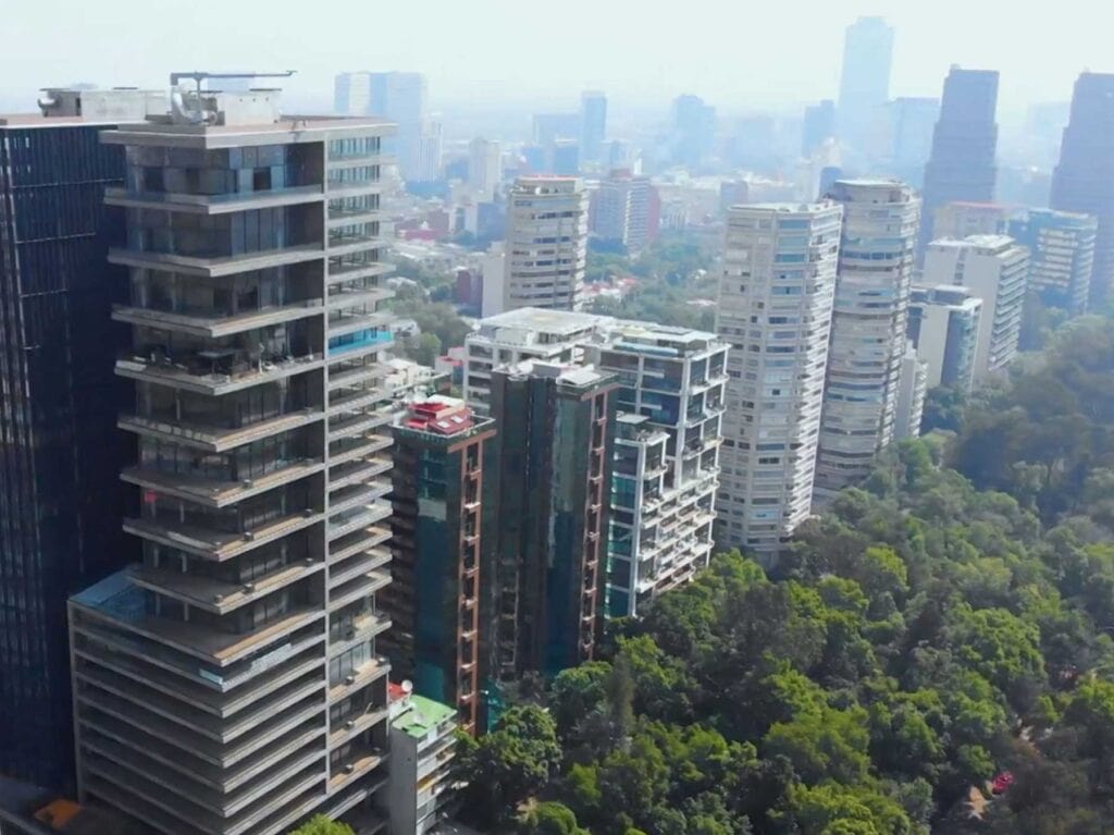 Vista aérea de los edificios residenciales de Rubén Darío junto al Bosque de Chapultepec en Polanco