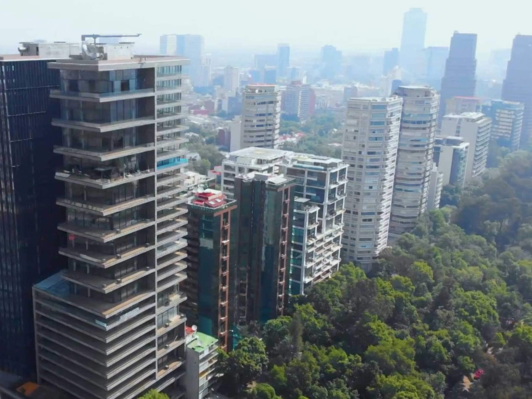 Vista aérea de edificios residenciales de Rubén Darío junto al Bosque de Chapultepec